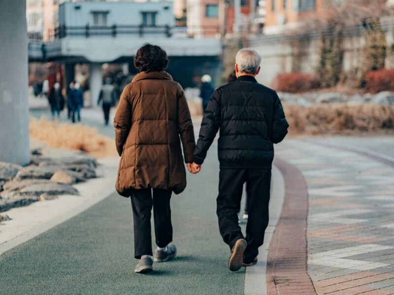 歩くと膝が痛くなる人の特徴とは？原因と改善方法をわかりやすく解説